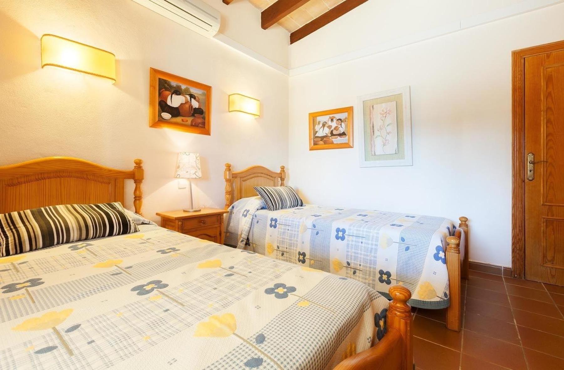 Helles Haus Fuer 6 Personen Mit Pool Und Klimaanlage 500 Meter Vom Entfernt Ferienhaus